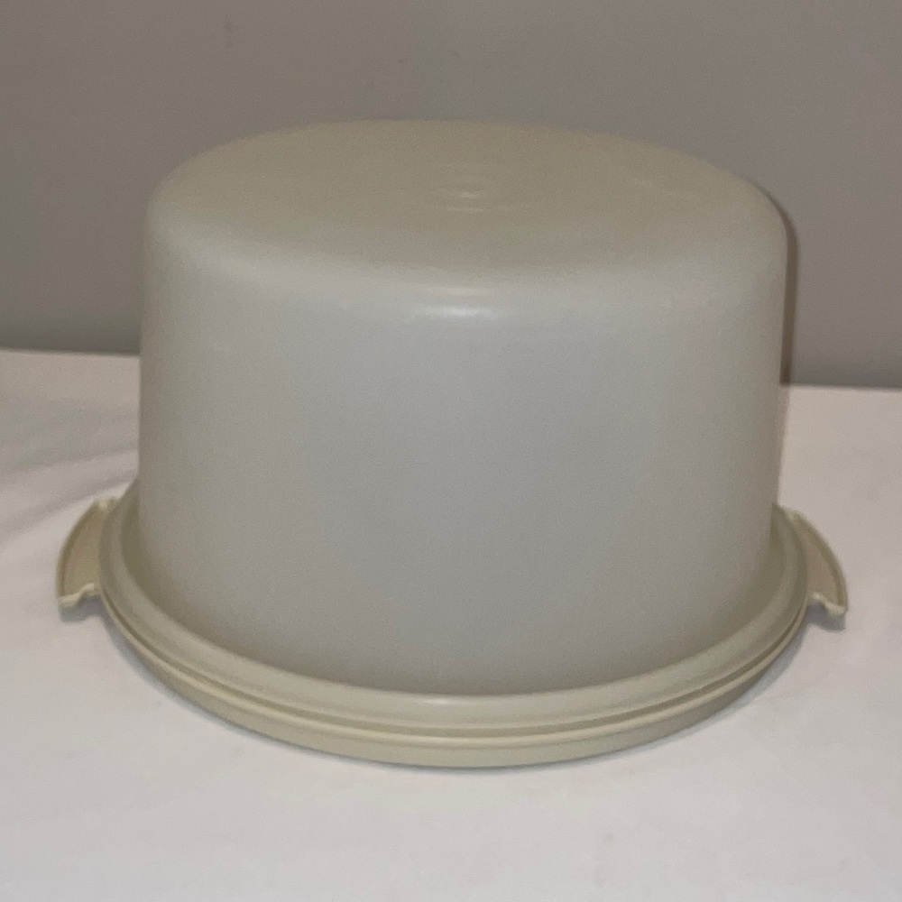 Vintage EUC Tupperware small cake carrier. Like new condition.
